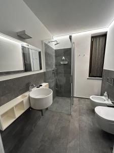 un bagno con due lavandini e due WC di Maison Josephine ad Aosta