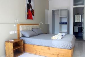 a bedroom with a wooden bed with towels on it at Residence A Paz in Boa Ventura