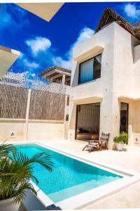 una villa con piscina frente a una casa en Tulia House Lamu, en Lamu