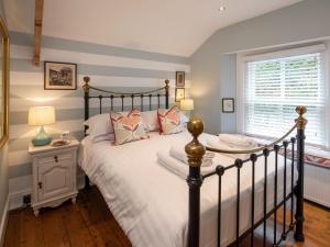 En eller flere senge i et værelse på 3 bed in Dartmouth 74972