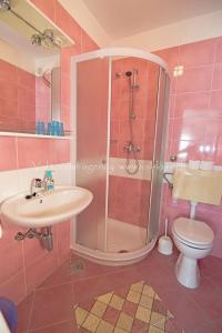 Ένα μπάνιο στο Apartment Valdarke A3 +56 φωτογραφίες