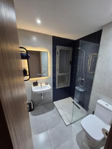 Ένα μπάνιο στο Modern apartment, 3 Pools, Panoramic View