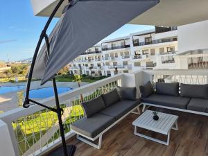 Μπαλκόνι ή βεράντα στο Modern apartment, 3 Pools, Panoramic View