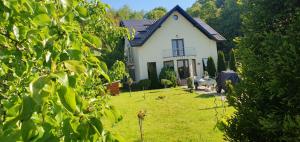 霍雷祖Casa ANDRADA的前面有院子的白色房子