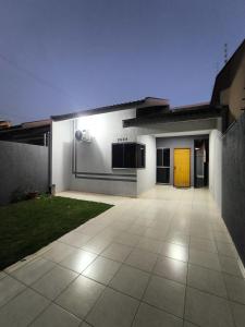 Un garaje con una puerta amarilla en una casa. en Brisa do Sul, en Umuarama