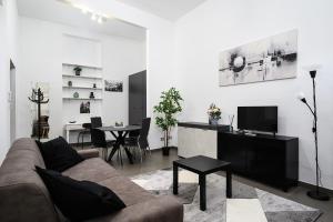 una sala de estar con un sofá y una mesa en DUOMO Wonderful Apartment for 6, en Milán