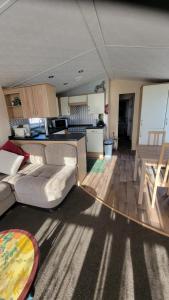 Et opholdsområde på Ollie's Towyn + 5 billeder