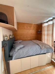 科洛布里埃Studio Vars的房间里有一张床的卧室 更多3张照片