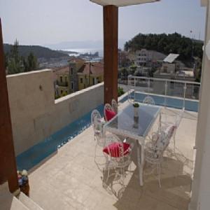 En balkon eller terrasse på villa