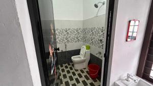 Ένα μπάνιο στο Hotel O HEAVEN REGENCY