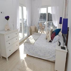 En eller flere senge i et værelse på villa