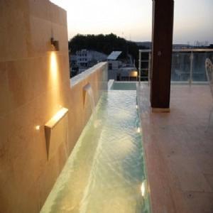 Swimmingpoolen hos eller tæt på villa