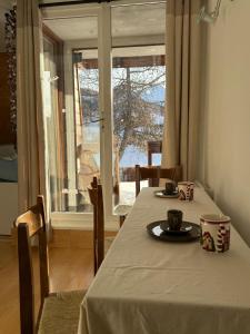 科洛布里埃Studio Vars的桌子,上面有两杯,上面有窗子