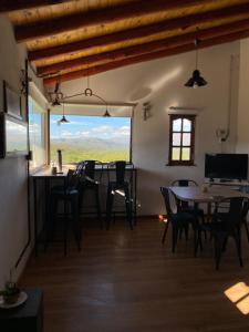 La Cuesta في فيلا كورا بروشيرو: غرفة طعام بها طاولة وكراسي ونافذة