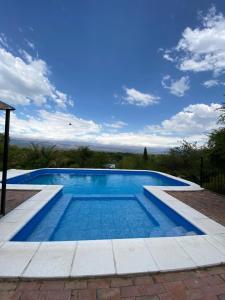 La Cuesta في فيلا كورا بروشيرو: حمام سباحة كبير بمياه زرقاء
