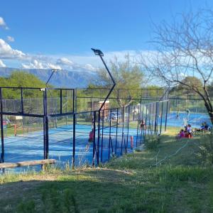 La Cuesta في فيلا كورا بروشيرو: مجموعة من الأشخاص يلعبون في حمام سباحة في حديقة