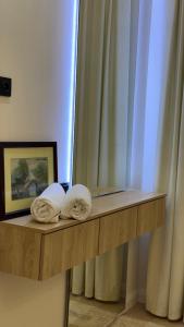 twee handdoeken op een plank in een kamer bij Altair in Simkent