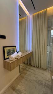 een hotelkamer met een bankje waarop handdoeken liggen bij Altair in Simkent