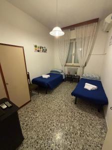 a room with two beds and a mirror at Cleo Calla in Ancona