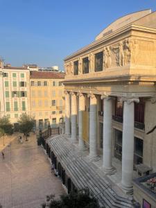 un edificio con colonne di fronte a un edificio di Hotel Relax a Marsiglia Altre 8 foto
