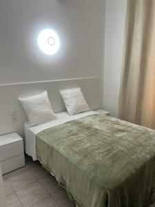 una camera da letto con un letto e una luce sul muro di Hotel Relax a Marsiglia