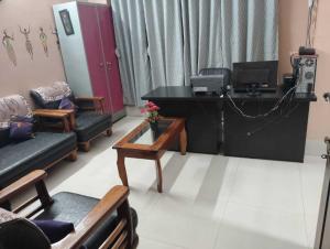ein Wohnzimmer mit Sofas und einem Couchtisch in der Unterkunft SPOT ON Sanskrit Guest House in Dispur