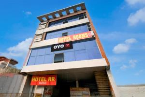 Budova, kde se hotel nachází + 21 fotografií