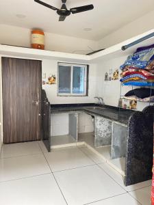 Η κουζίνα ή μικρή κουζίνα στο Veer Home-stay