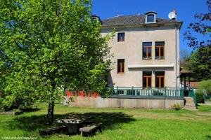 ein altes Haus mit einem Baum davor in der Unterkunft Suite familiale, Au Fil du Temps in Fougerolles