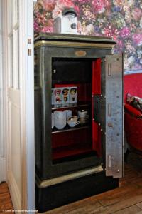 ein alter Kühlschrank mit Lebensmitteln darin in der Unterkunft Suite familiale, Au Fil du Temps in Fougerolles