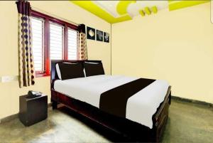 Ένα ή περισσότερα κρεβάτια σε δωμάτιο στο Hotel O Akshaya Kanuru