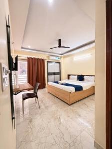 Ένα ή περισσότερα κρεβάτια σε δωμάτιο στο Green Vista Stays Medanta Medicity