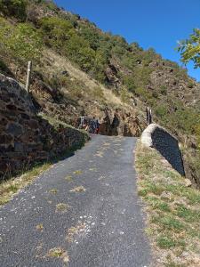 una carretera con un puente en la ladera de una colina en Ecogite du Mas de Trape, en Talau 1 foto más