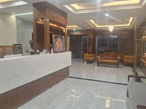 DūngarpurKING'SWAY Hotel的设有接待台的酒店大堂