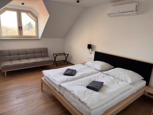 una camera da letto con un letto con due asciugamani neri di Penzión Pri Mlyne a Nitra