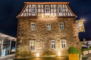 ein Gebäude mit einem Schild an der Seite in der Unterkunft Hotel Saline 3-Sterne Superior in Büdingen