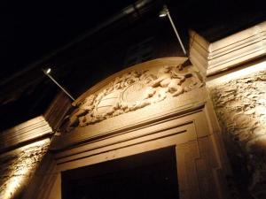 ein Gebäude mit einer Tür bei Nacht mit Lichtern in der Unterkunft Hotel Saline 3-Sterne Superior in Büdingen