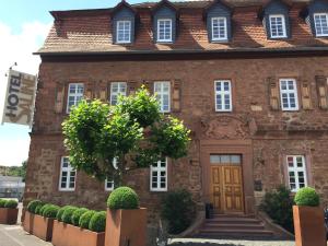ein altes Backsteinhaus mit Holztür in der Unterkunft Hotel Saline 3-Sterne Superior in Büdingen