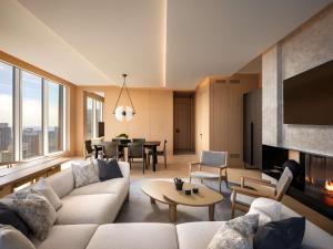 ein Wohnzimmer mit Couch und Kamin in der Unterkunft Nobu Hotel Toronto in Toronto
