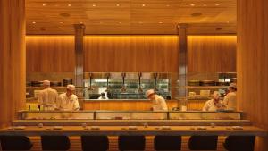 eine Gruppe von Köchen bereitet Essen in einer Küche zu in der Unterkunft Nobu Hotel Toronto in Toronto