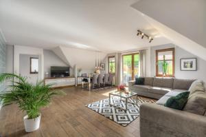 una sala de estar con un sofá y una mesa en Apartament 7 Tatra Glamp - Sieć noclegowa Tatra Glamp, en Roztoka Wielka