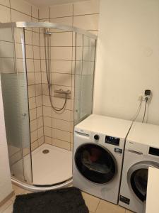 a washing machine and a washer in a bathroom at Ferienwohnung Luka in Kaulsdorf