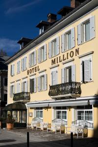 un hotel con bancos blancos delante de él en Hôtel Restaurant Million, en Albertville
