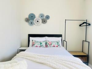 Postel nebo postele na pokoji v ubytování Bahlaloga Studio Durbanville