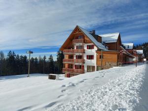霍茨科波霍尔耶Pohorje Village Wellbeing Resort - Forest Hotel Videc的雪地小屋