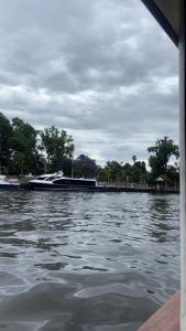 Θέα στο ποτάμι κοντά σε αυτή η παραθεριστική κατοικία +3 φωτογραφίες