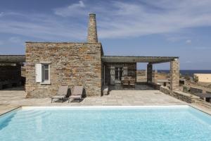 a villa with a swimming pool in front of a house at Villa Sparta in Otziás