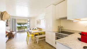 una cucina e un soggiorno con tavolo e sedie di Villa Marina a Pelekas