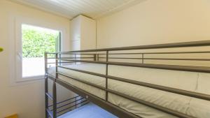 due letti a castello in una stanza con finestra di Villa Marina a Pelekas