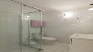 un bagno con wc e doccia in vetro di Villa Marina a Pelekas Altre 7 foto